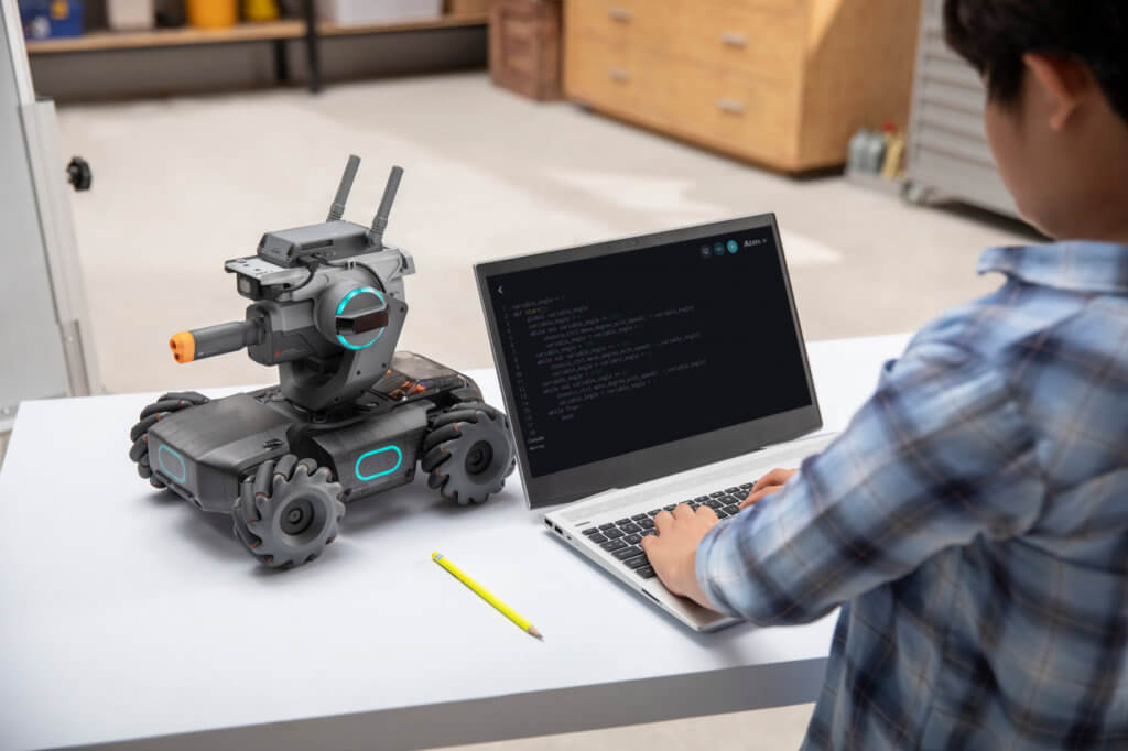  DJI  beberapa tahun terakhir rutin menggelar kompetisi robotik di China yang disebut Robo √ DJI Luncurkan Robot Pendidikan ‘RoboMaster S1’ untuk Belajar Coding