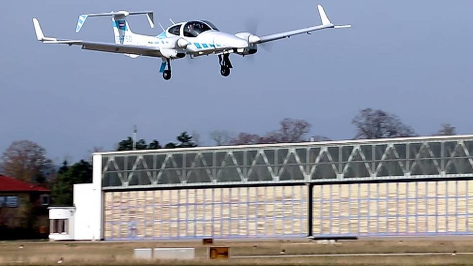 Plane Lands Itself Completely Autonomously For The First Time
