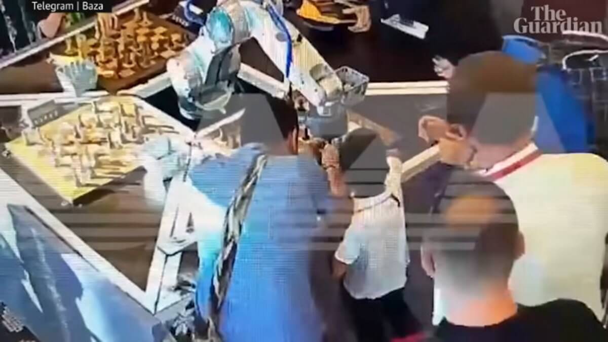 Chess robot grabs and breaks finger of seven-year-old opponent - YouTube - 0 21