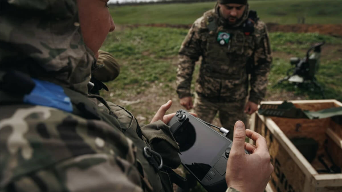 ukrainian soldiers using steam deck for machine gun turret - via TPO Media