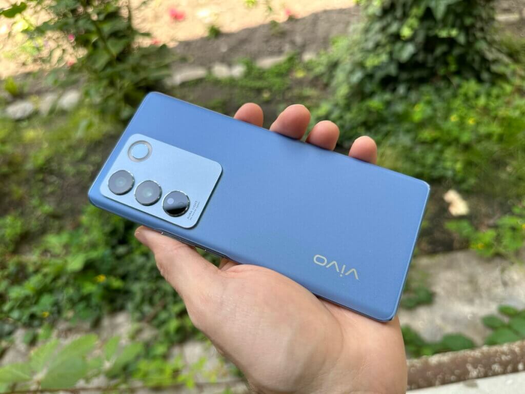 Vivo V27 Pro color changing feature in sunlight
